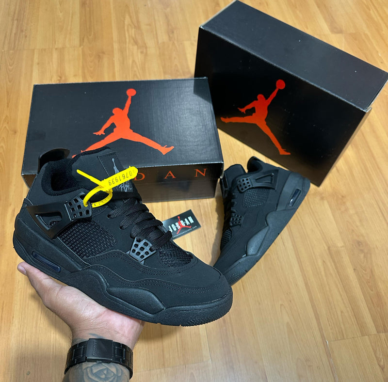 TÊNIS NIKE JORDAN 4 RETRÔ